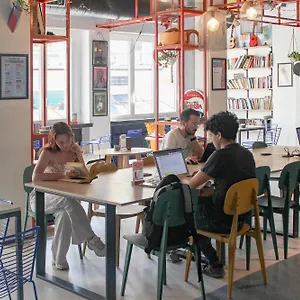  Albergue Yellowsquare